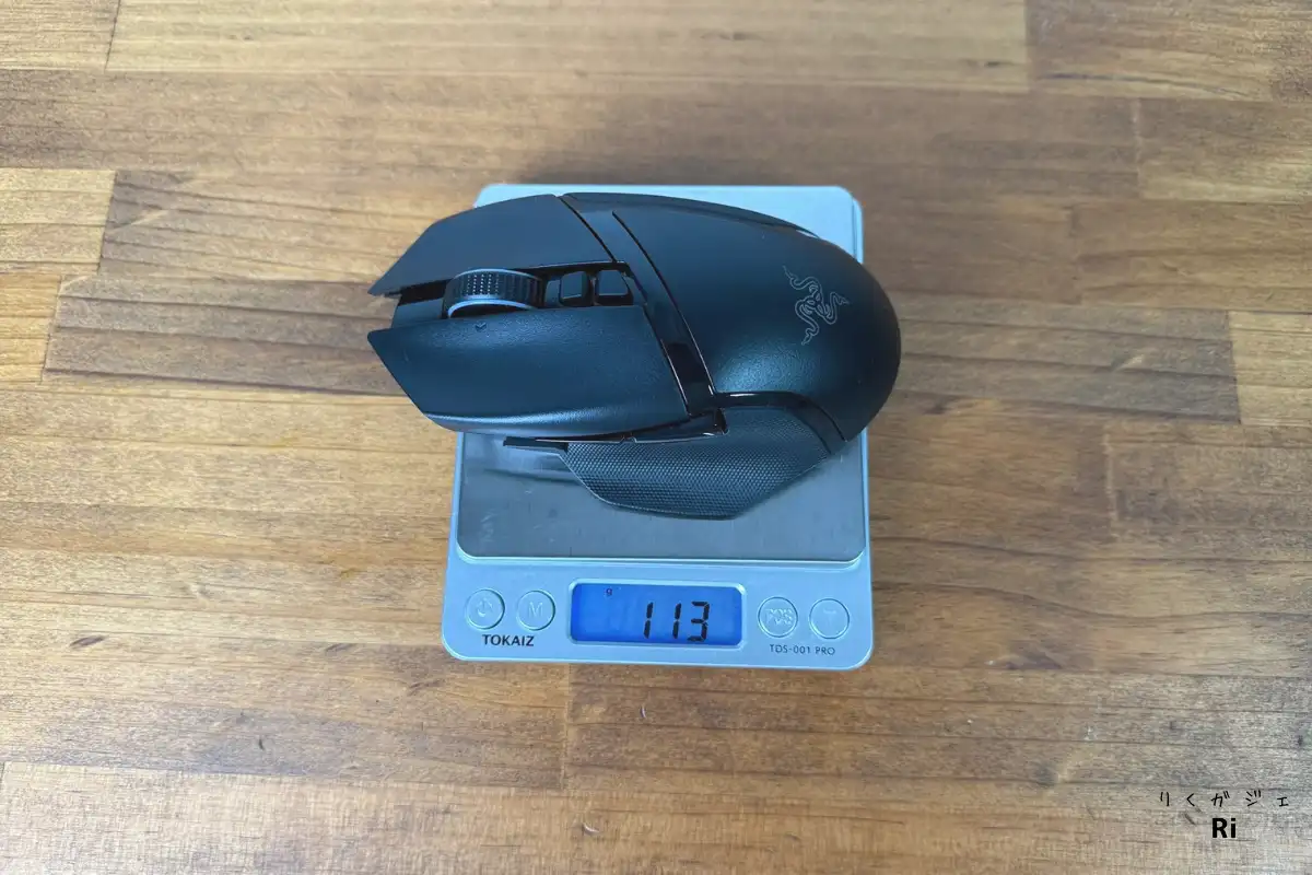 Razer Basilisk V3 Pro 35Kをデジタルスケールに載せて計量。実測重量は113gと表示されている
