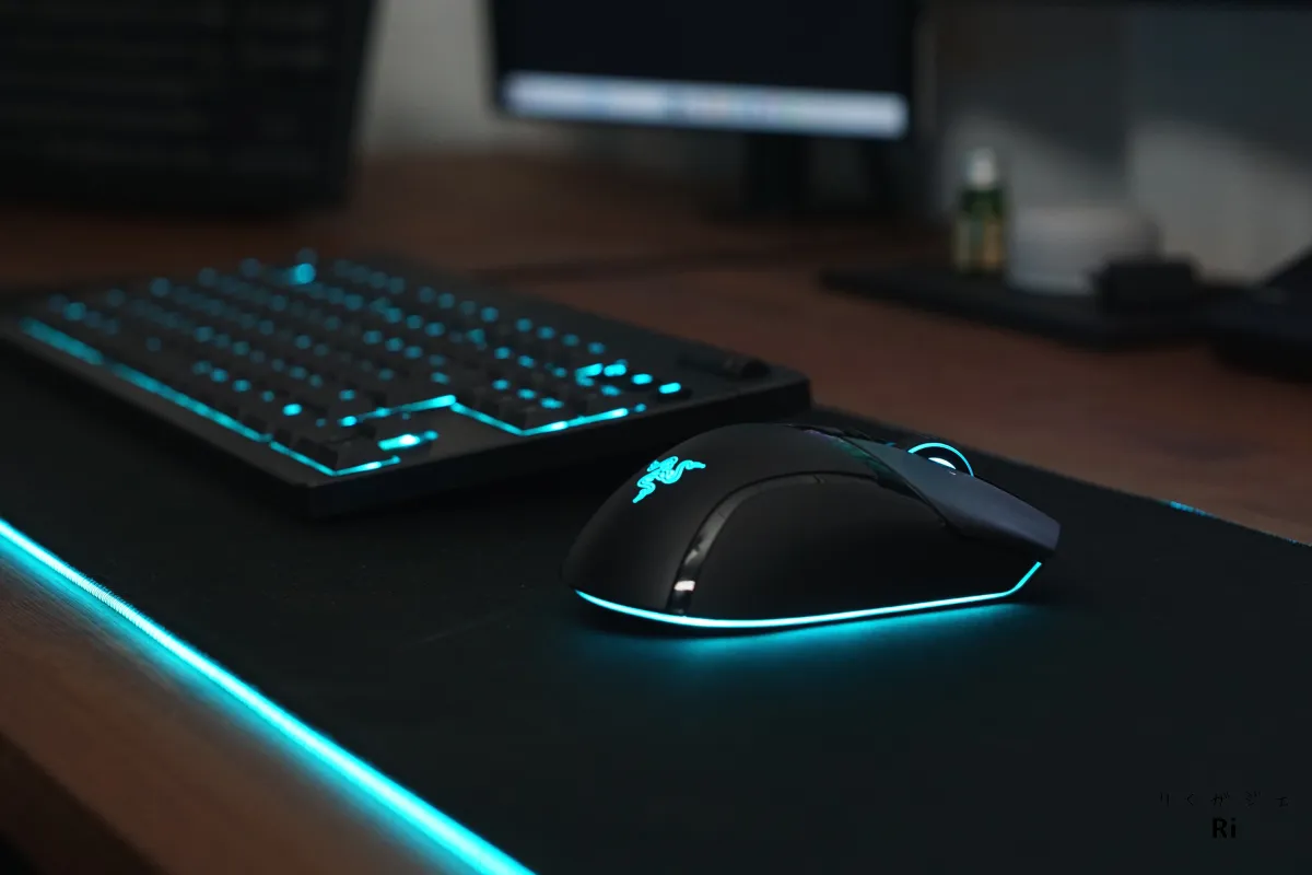 Razer Basilisk V3 Pro 35KとRazer製キーボード・マウスパッドがRazer Chroma RGBで同期発光しているデスク環境