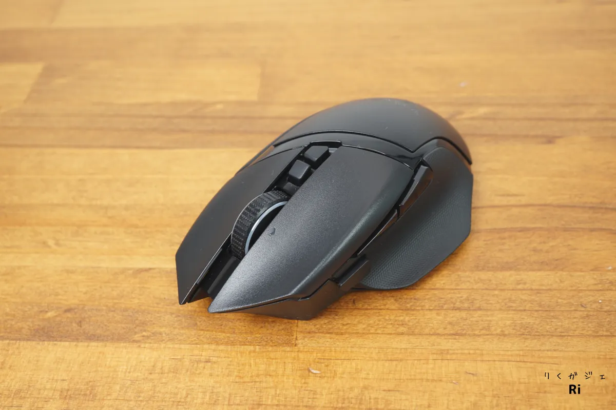 Razer Basilisk V3 Pro 35Kの上面デザイン。第3世代Razerオプティカルマウススイッチを搭載したメインボタンとホイールが見える