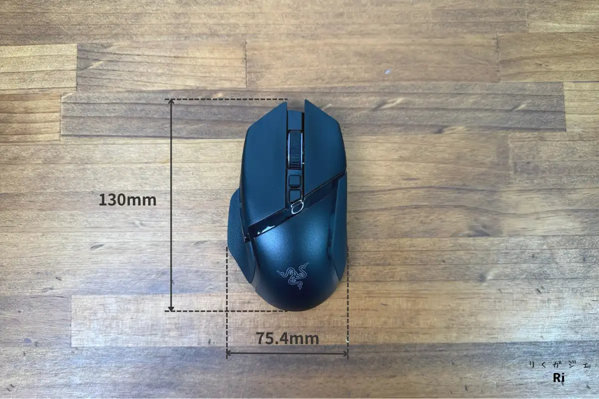 Razer Basilisk V3 Pro 35Kのサイズを示す画像。長さ130mm×幅75.4mmの寸法が木目テーブル上に表示されている