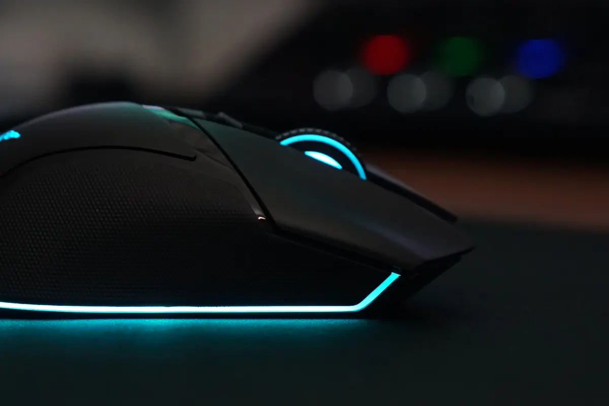 Razer Basilisk V3 Pro 35Kのライティング。マウス下部とホイールが青く光るアンダーグローイルミネーション