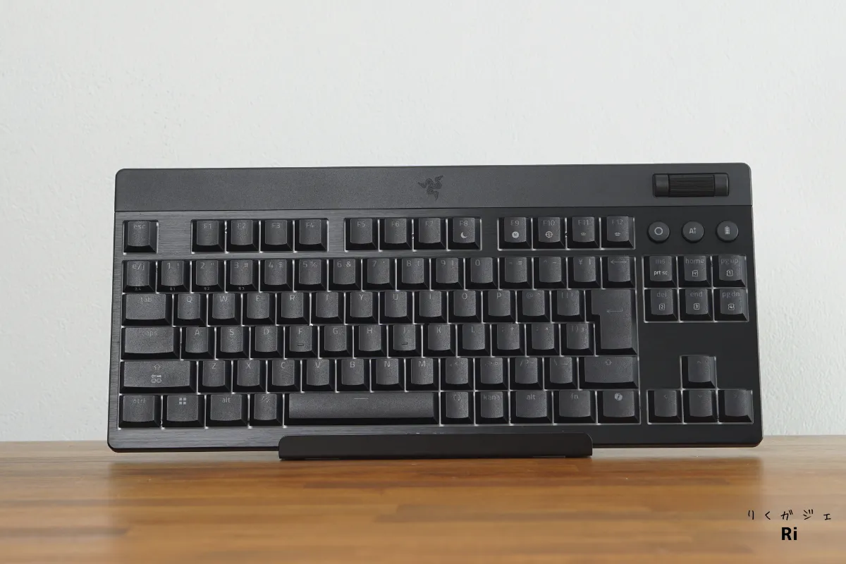 Razer BlackWidow V4 Low-Profile Tenkeyless HyperSpeedの本体デザイン。薄型で高級感のあるアルミ合金トップケースを採用。