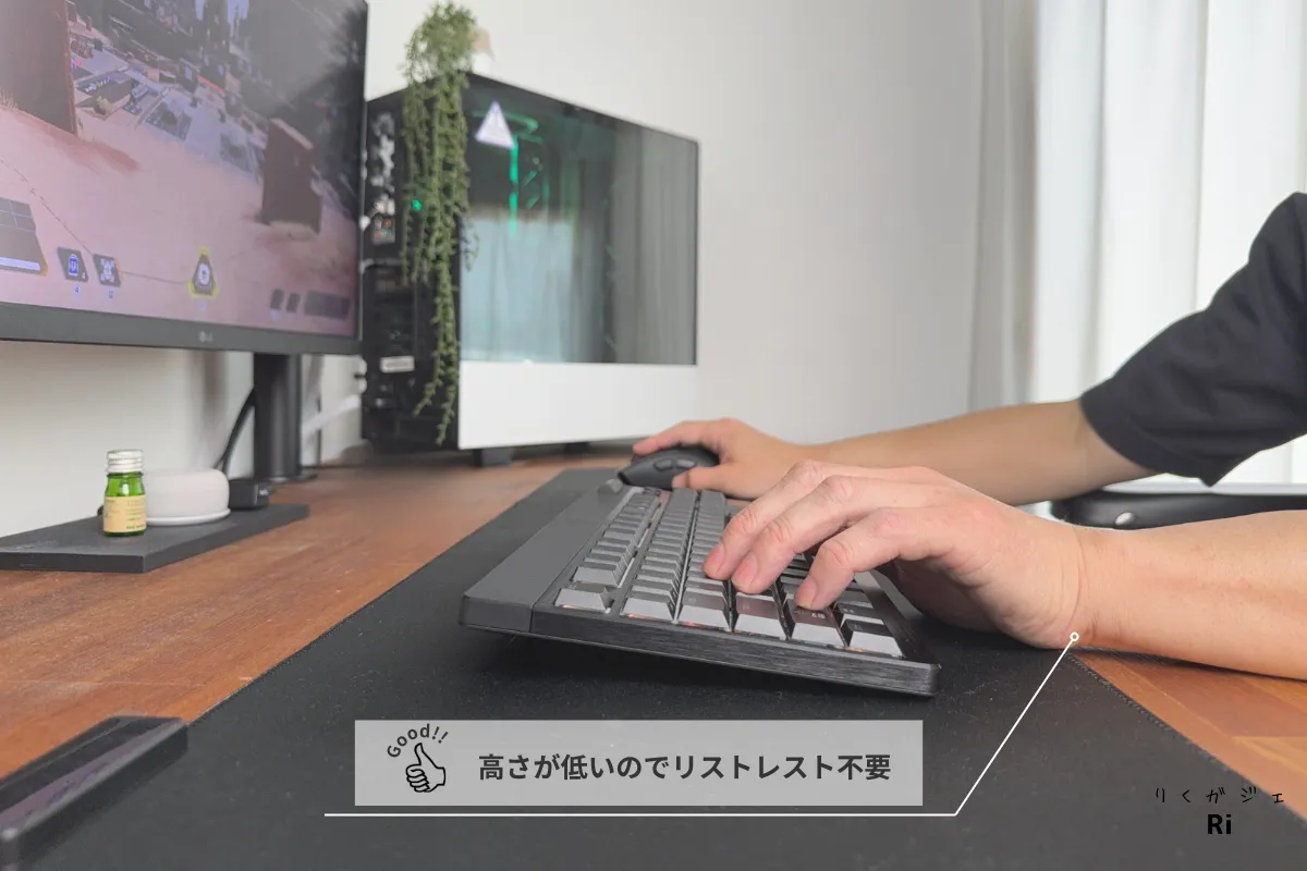 Razer BlackWidow V4 Low-Profile TKLを実際に使用している様子。高さが低いため手首が自然な角度で保たれ、リストレストなしでも快適に操作できます。