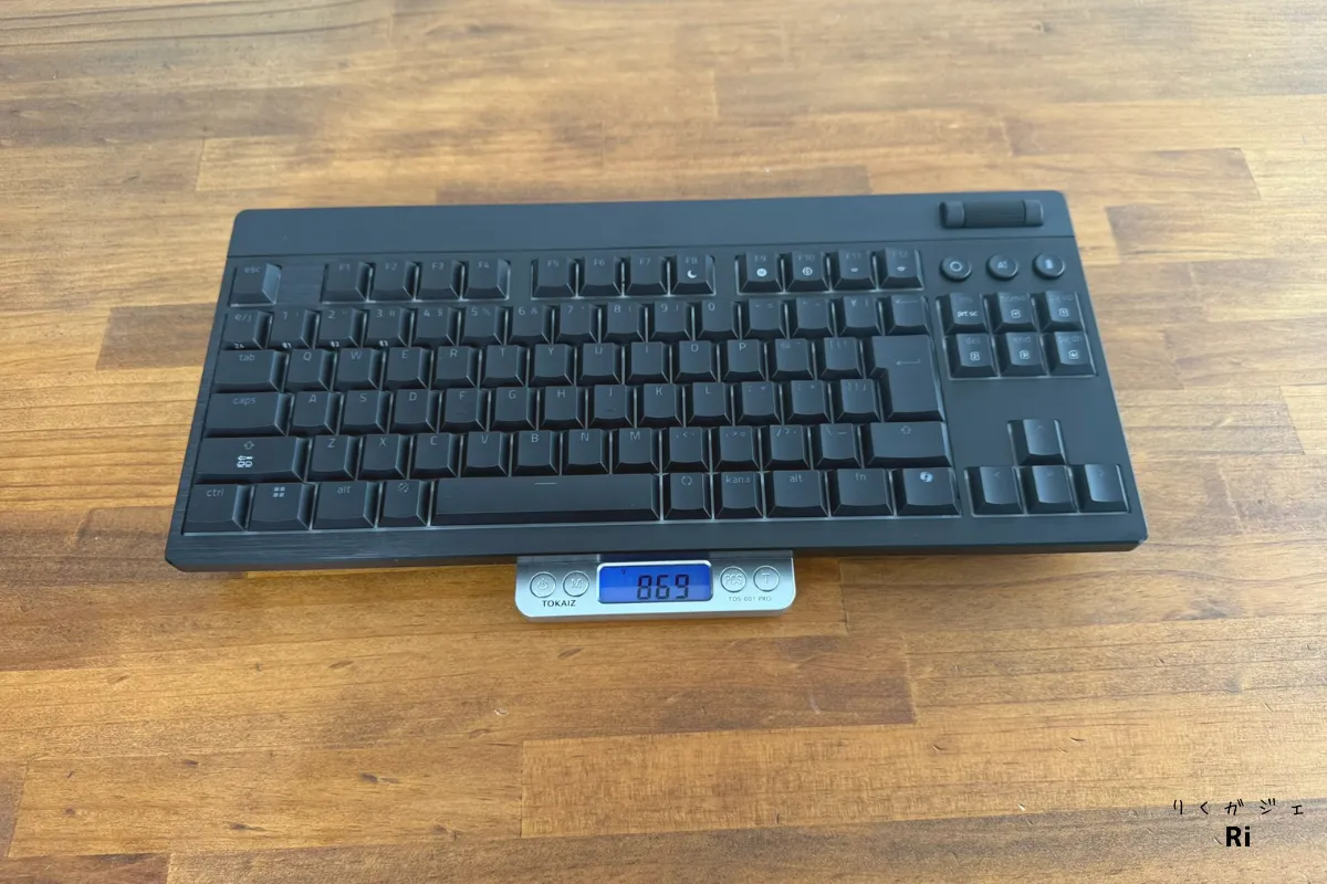 Razer BlackWidow V4 Low-Profile TKLの重量を計測している様子。実測869gで、据え置き使用時に安定感を発揮します。