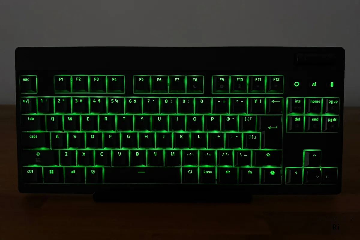 Razer BlackWidow V4 Low-Profile TKLを照度5%で点灯させた様子。暗い環境でも落ち着いた緑のバックライトが視認できます。