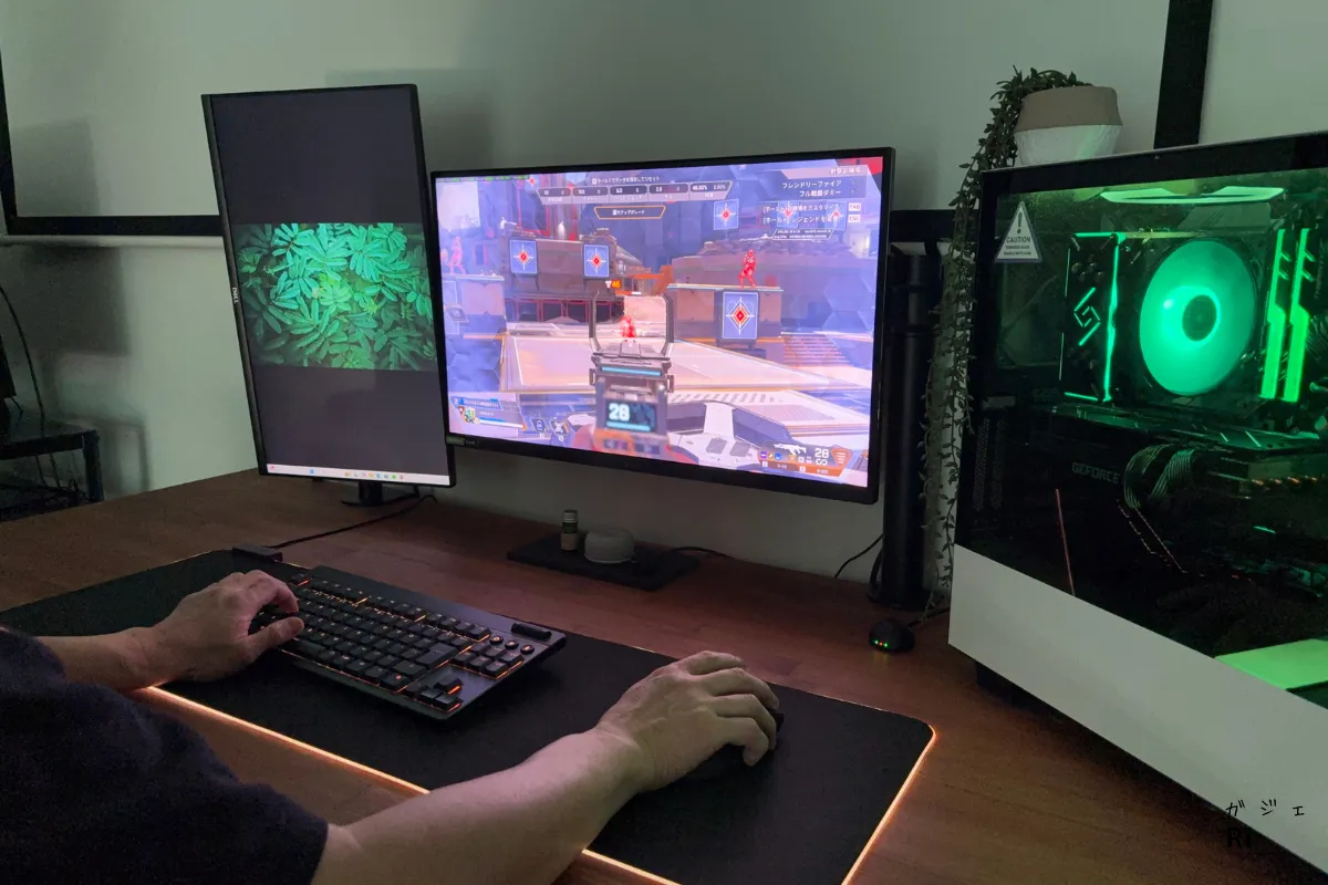 ゲーミングPCでFPSをプレイ中の様子。Razerの薄型キーボードを使用しており、素早い動きに対応できる操作性をチェックしている場面。