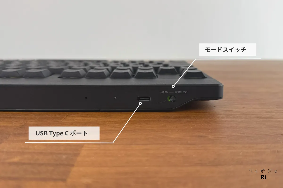 Razer BlackWidow V4 Low-Profileの充電用USB Type-Cポートと、有線・無線を切り替えるモードスイッチの写真。