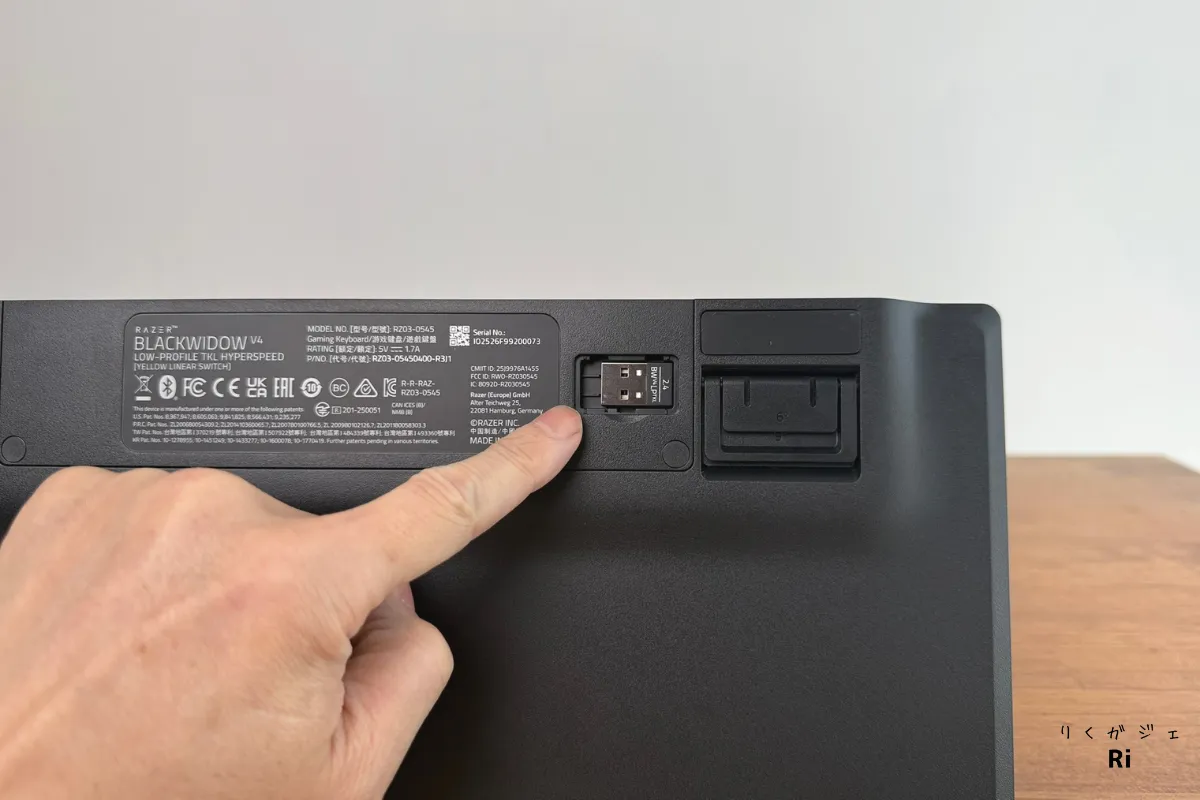 Razer BlackWidow V4 Low-Profileの背面にあるワイヤレスドングル収納スロット。使用しないときにUSBレシーバーを収納でき、持ち運びや管理が便利。