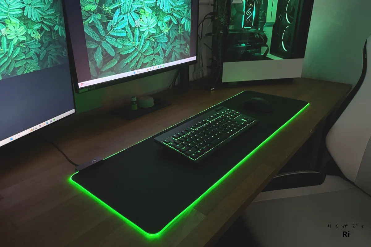Razer Synapseでライティングを設定し、BlackWidow V4 Low-Profile Tenkeyless HyperSpeedとマウスパッドを同期させたイルミネーションデスク環境