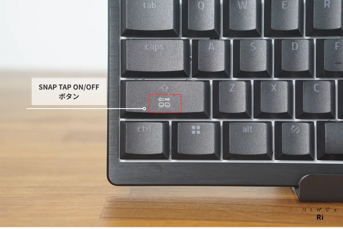 Razer BlackWidow V4 Low-Profile Tenkeyless HyperSpeedの右Shiftキー。Snap Tap機能のON/OFFボタンとして使用可能で、ラピッドトリガー非対応ながらも独自の高速入力切り替えに対応。