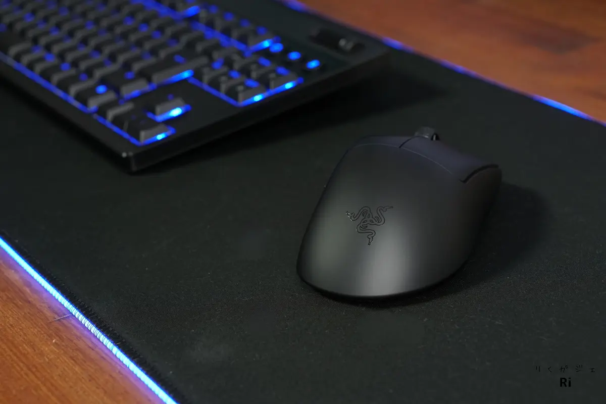 Razer DeathAdder V4 Pro マウスとキーボードのデスク設置イメージ