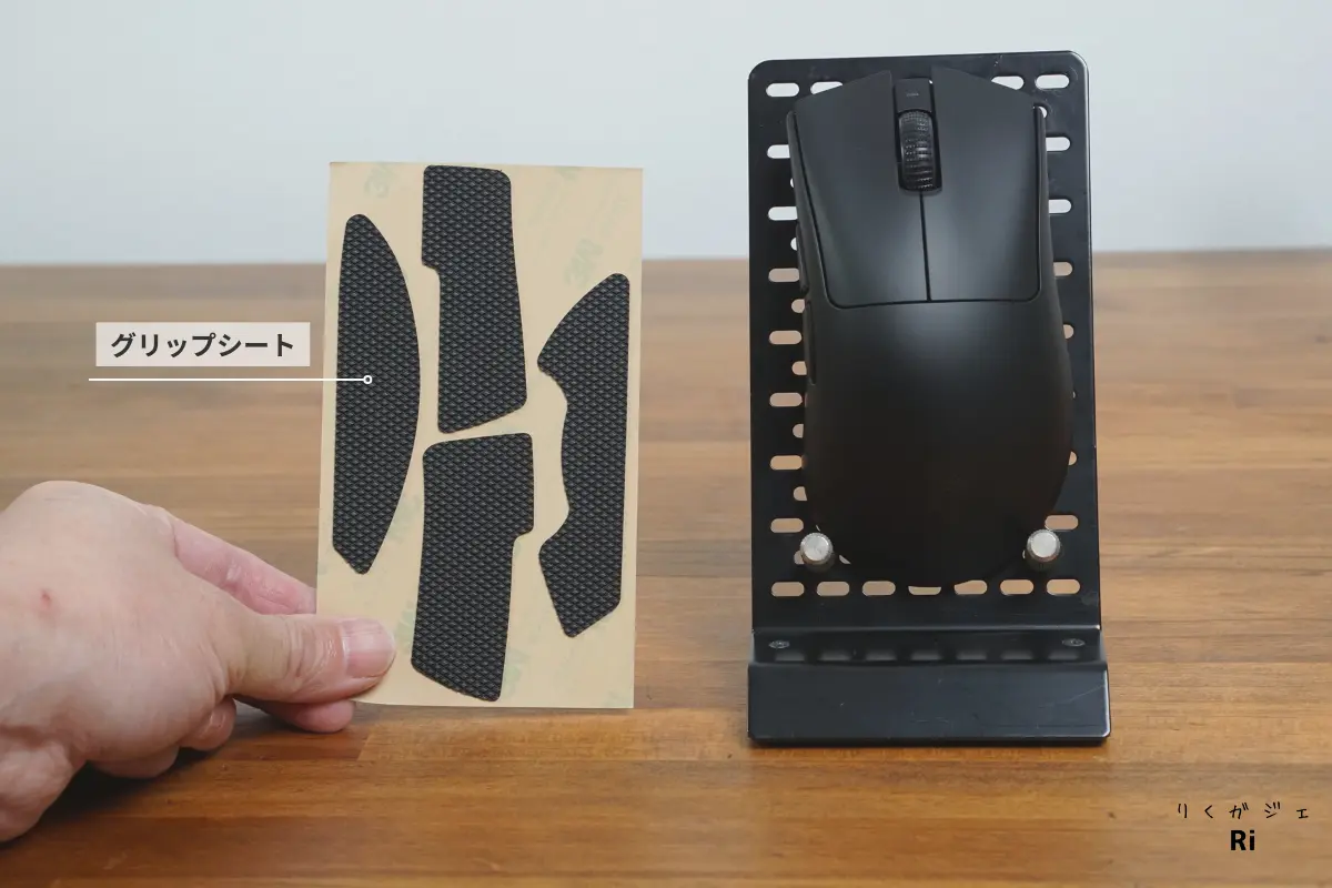 Razer DeathAdder V4 Pro 付属グリップシートとマウス本体