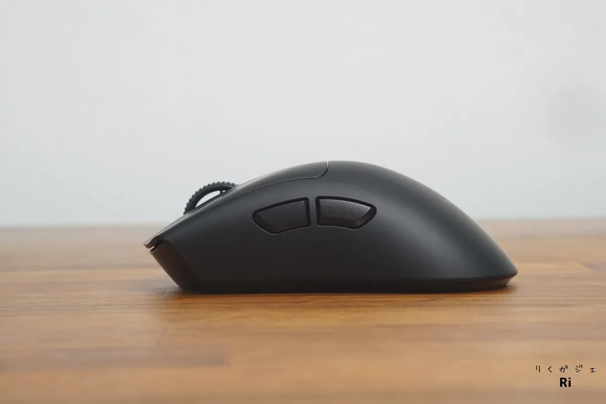 Razer DeathAdder V4 Pro 側面。スムースタッチコーティングと2つのサイドボタン