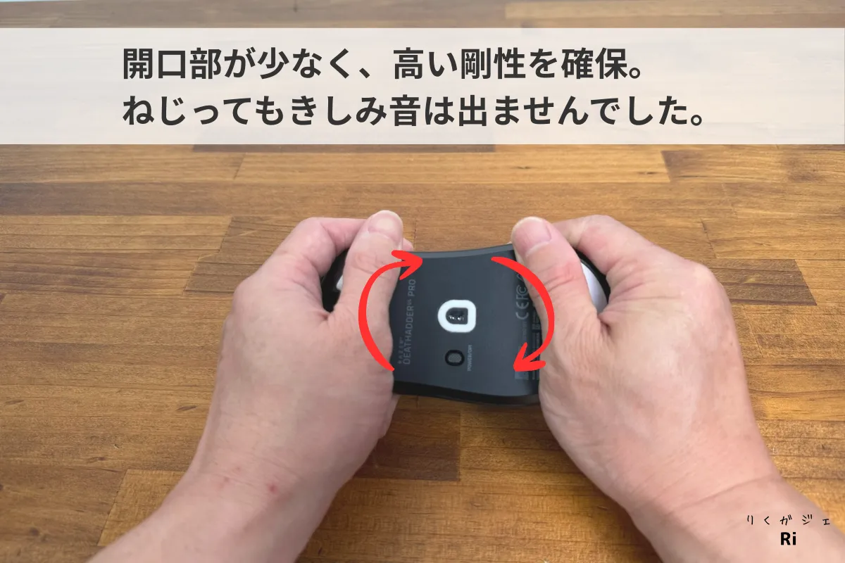 Razer DeathAdder V4 Pro と Viper Ultimate の高さ比較。V4 Pro は高めで手のひらにフィット、Viper Ultimate は低めで手首の動きがスムーズ