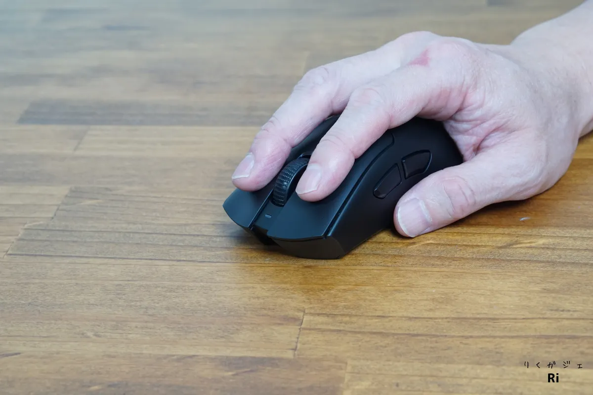 Razer DeathAdder V4 Pro をクリックしている様子
