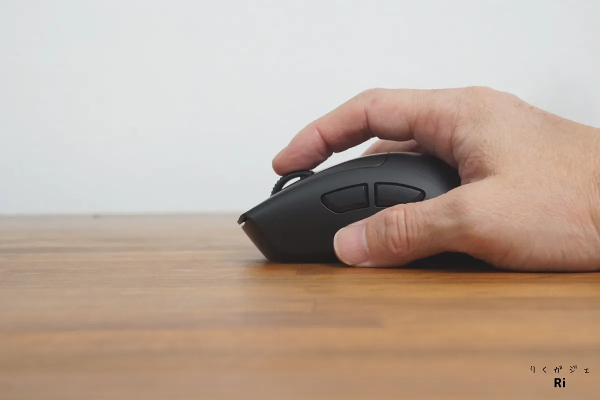DeathAdder V4 Proを手で操作している写真。Razerのオプティカルスクロールホイールを搭載し、正確な応答性が特徴