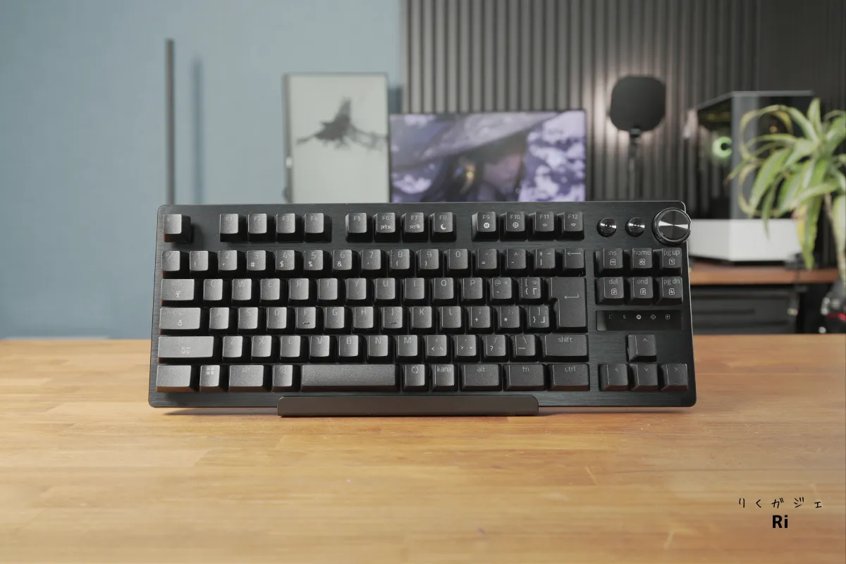 Razer Huntsman V3 Pro TKL 8KHzの本体デザイン。ブラックカラーのテンキーレスゲーミングキーボード