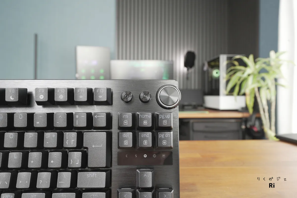 Razer Huntsman V3 Pro TKL 8KHzのメディアダイヤルと操作ボタン。音量調整などに対応