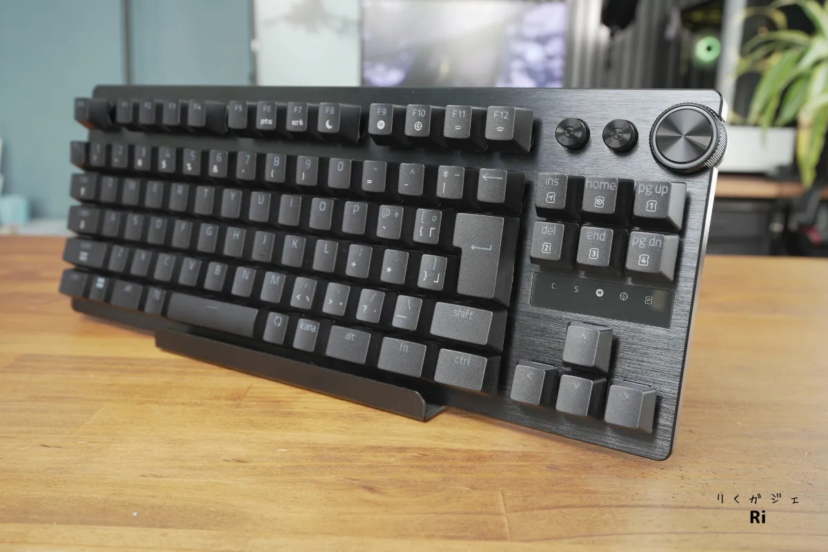 Razer Huntsman V3 Pro TKL 8KHzの外観。艶消しアルミニウム製トッププレートを採用