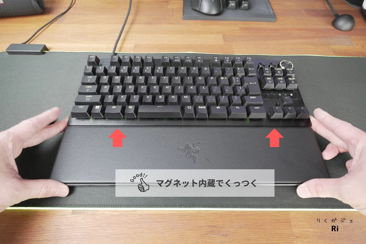 Razer Huntsman V3 Pro TKL 8KHzの付属パームレスト。マグネットで本体に固定される