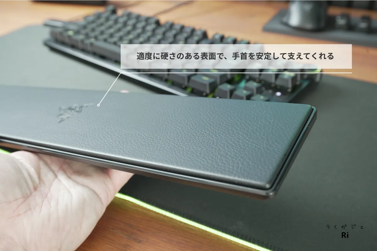Razer Huntsman V3 Pro TKL 8KHzの付属パームレスト。適度な硬さのある表面で手首を安定して支える