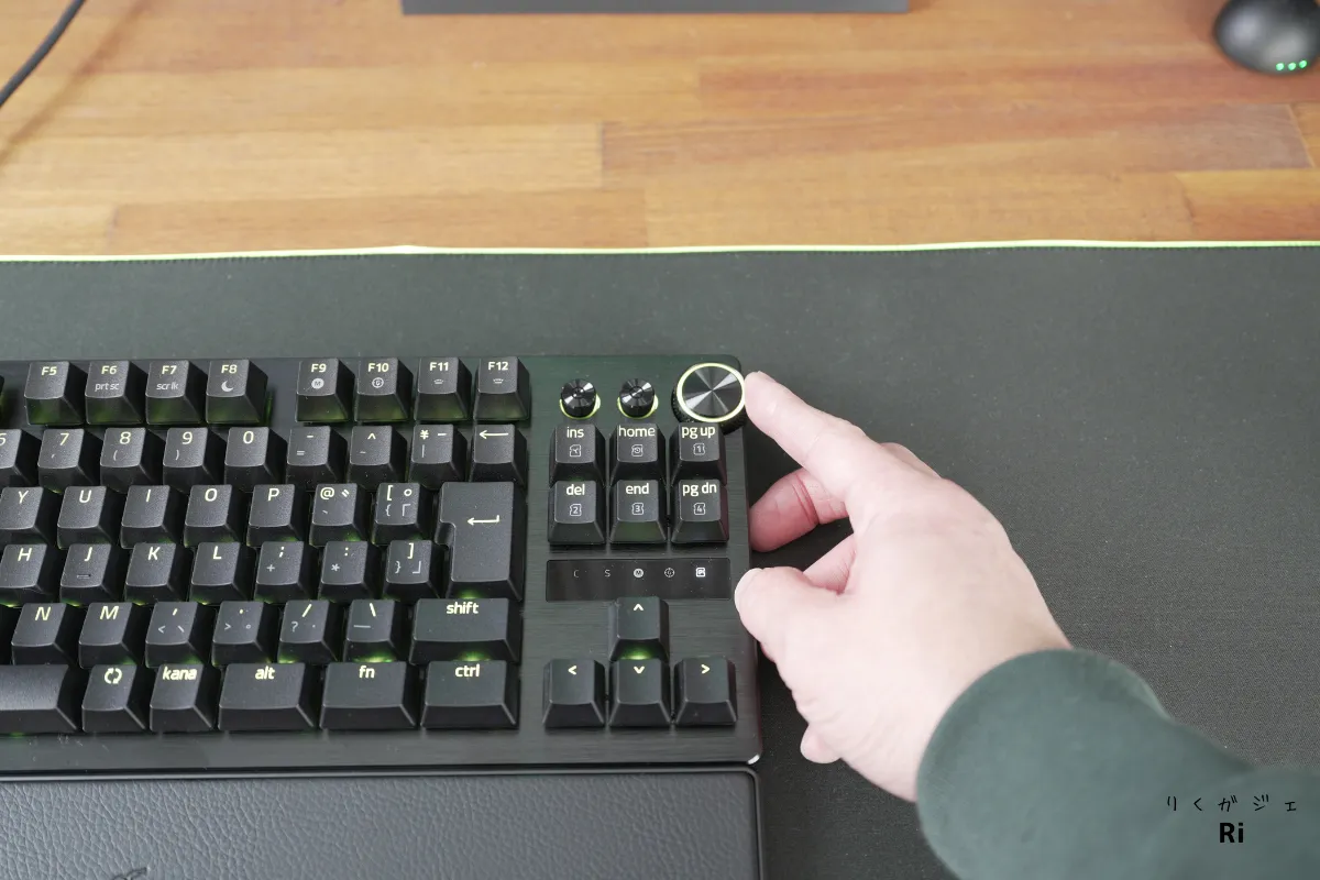 マルチファンクションダイヤルを操作している様子