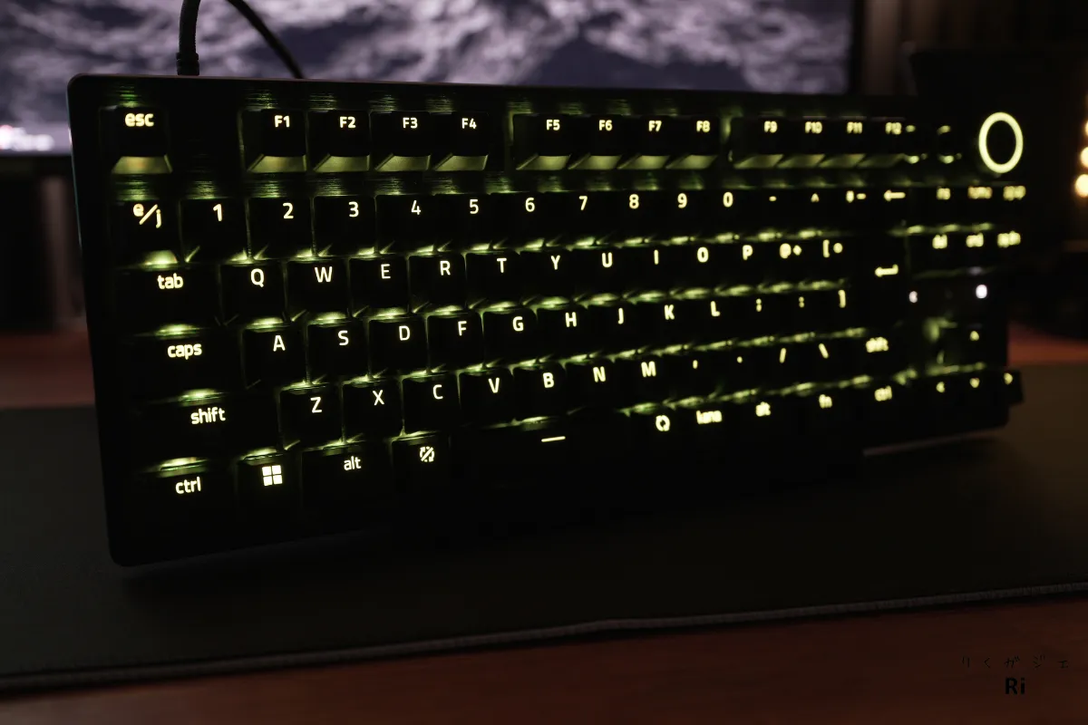 バックライトが点灯したゲーミングキーボード