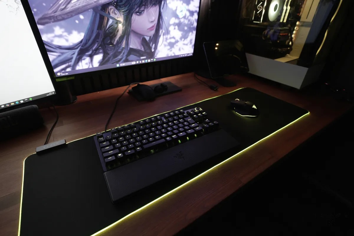 ゲーミングキーボードを設置したデスク環境