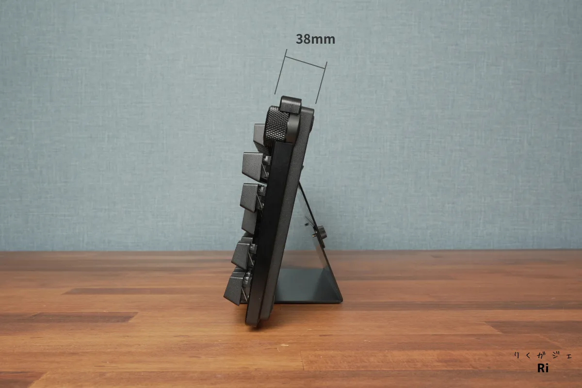 Razer Huntsman V3 Pro TKL 8KHzの側面デザインと厚み。高さ約38mmのゲーミングキーボード