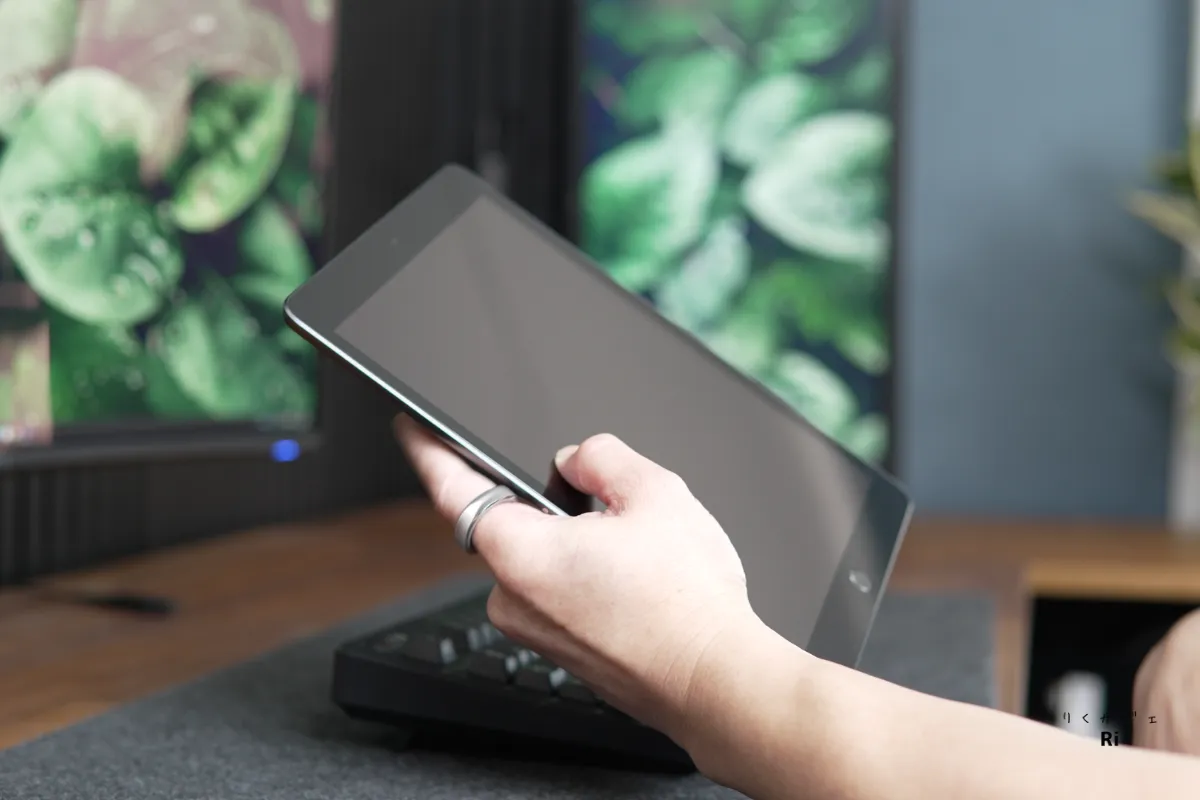 RingConn Gen 3を装着してタブレットを操作する様子