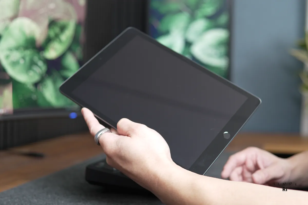 RingConn Gen 3を装着してタブレットを持つ様子