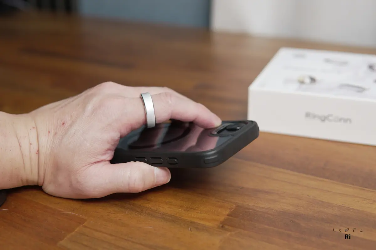RingConn Gen 3を装着してスマホを操作する様子