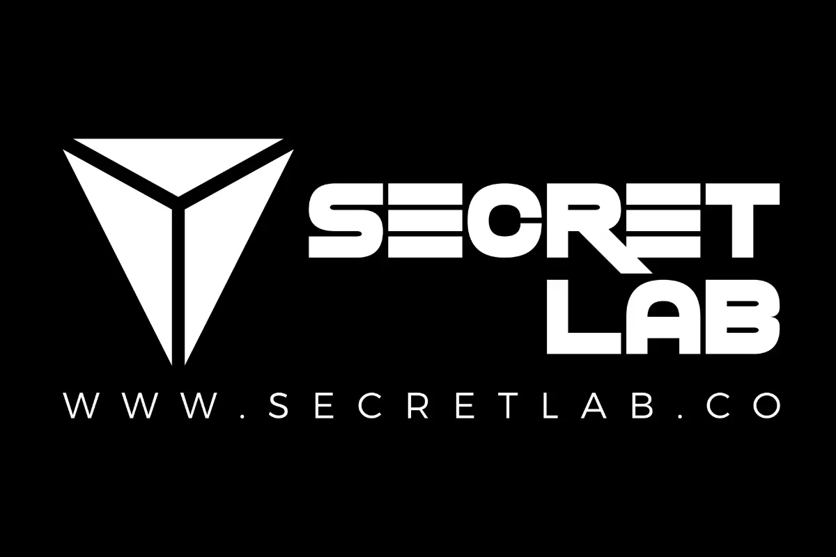 Secretlabのロゴ画像。黒い背景に白い三角形のシンボルロゴと『SECRET LAB』の文字が配置され、下部には公式ウェブサイトのURL『www.secretlab.co』が記載されている。