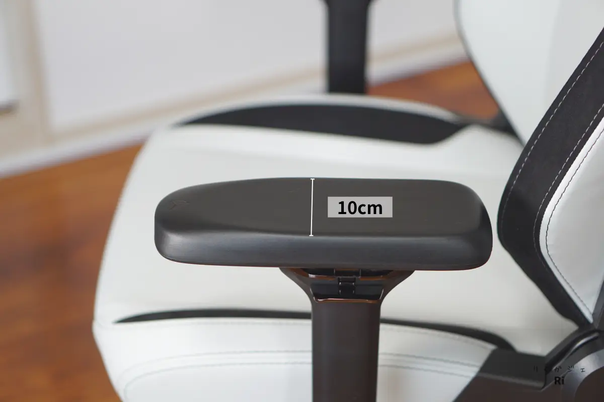 Secretlab TITAN Evoのアームレストをクローズアップした画像。アームレストの幅が『10cm』と明記されており、高さ・前後・幅・角度の調整が可能な4Dアームレスト機能を紹介している。