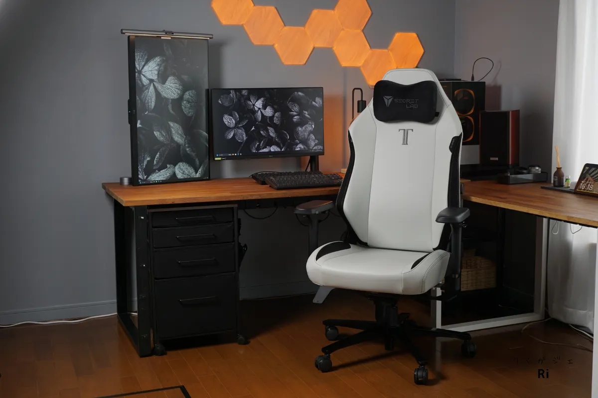 パソコンデスクの前のSecretlab TITAN Evo写真