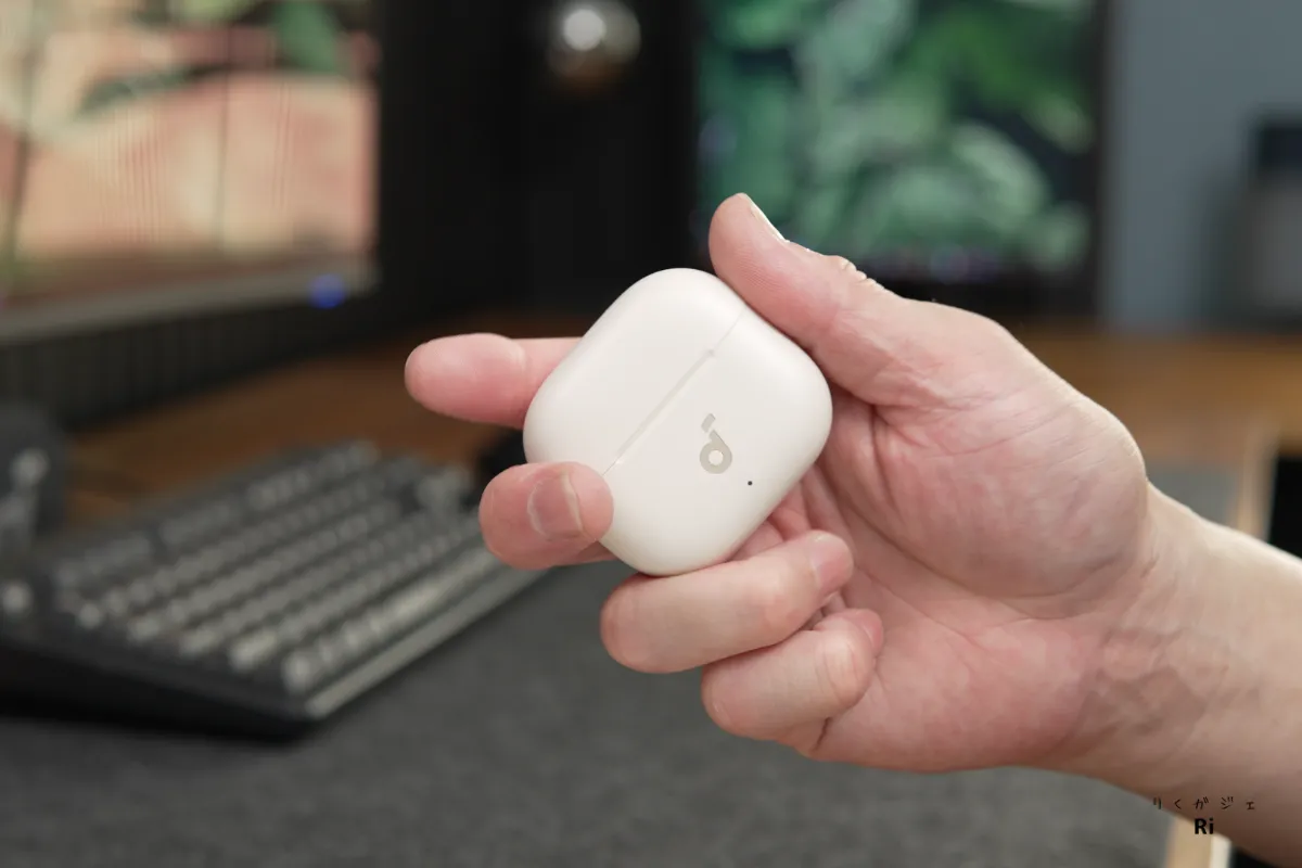 オフホワイトのSoundcore P42i充電ケースを手に持った様子