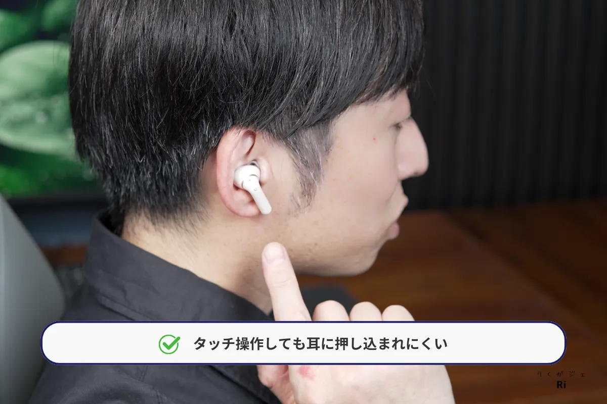 Soundcore P42iをタッチ操作している様子