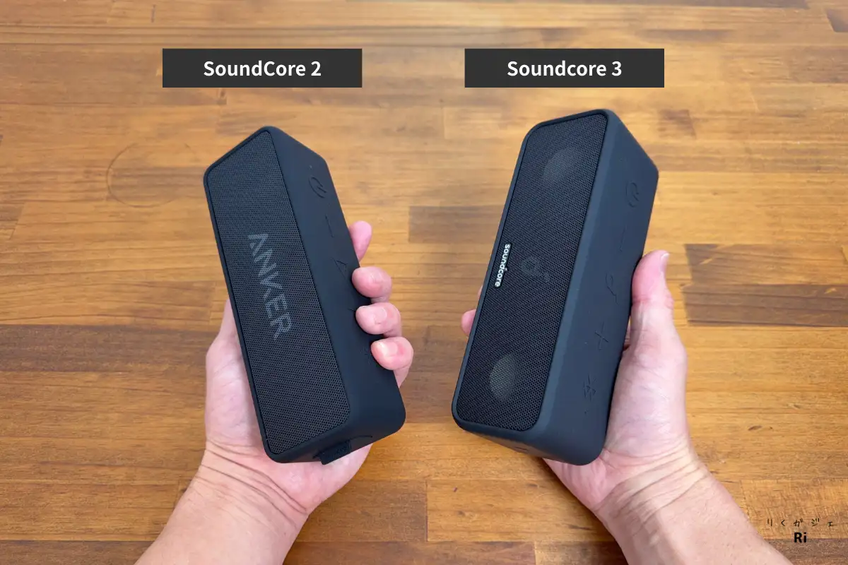 Anker SoundCore 2とSoundcore 3を手に持った比較写真。SoundCore 2はややコンパクト、Soundcore 3は一回り大きく前面にチタンドライバーが見えるデザイン。