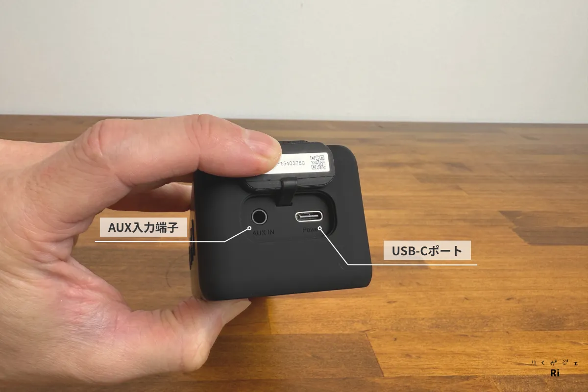 Anker SoundCore 2の側面端子部。AUX入力端子とUSB-Cポートを搭載し、防水キャップで保護されている。