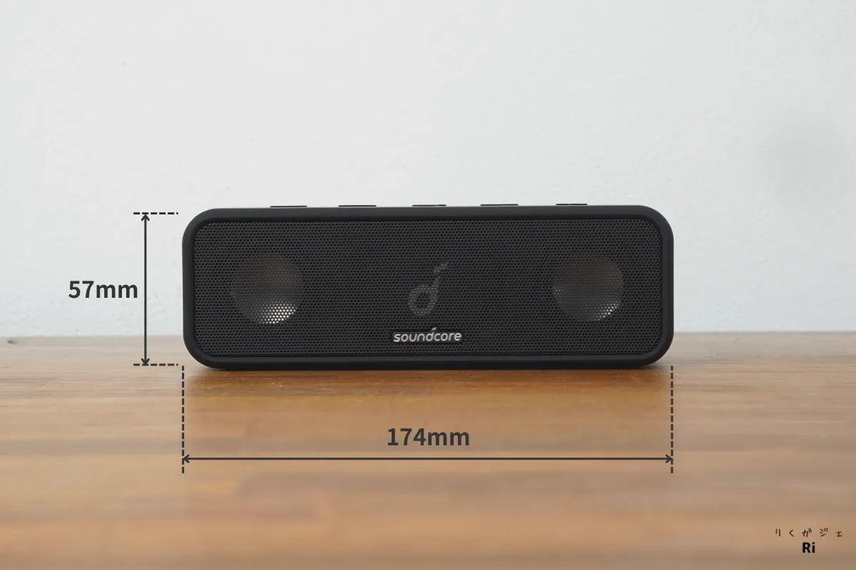 Soundcore 3の正面画像。高さ57mm、横幅174mmのサイズが表示されたBluetoothスピーカー。