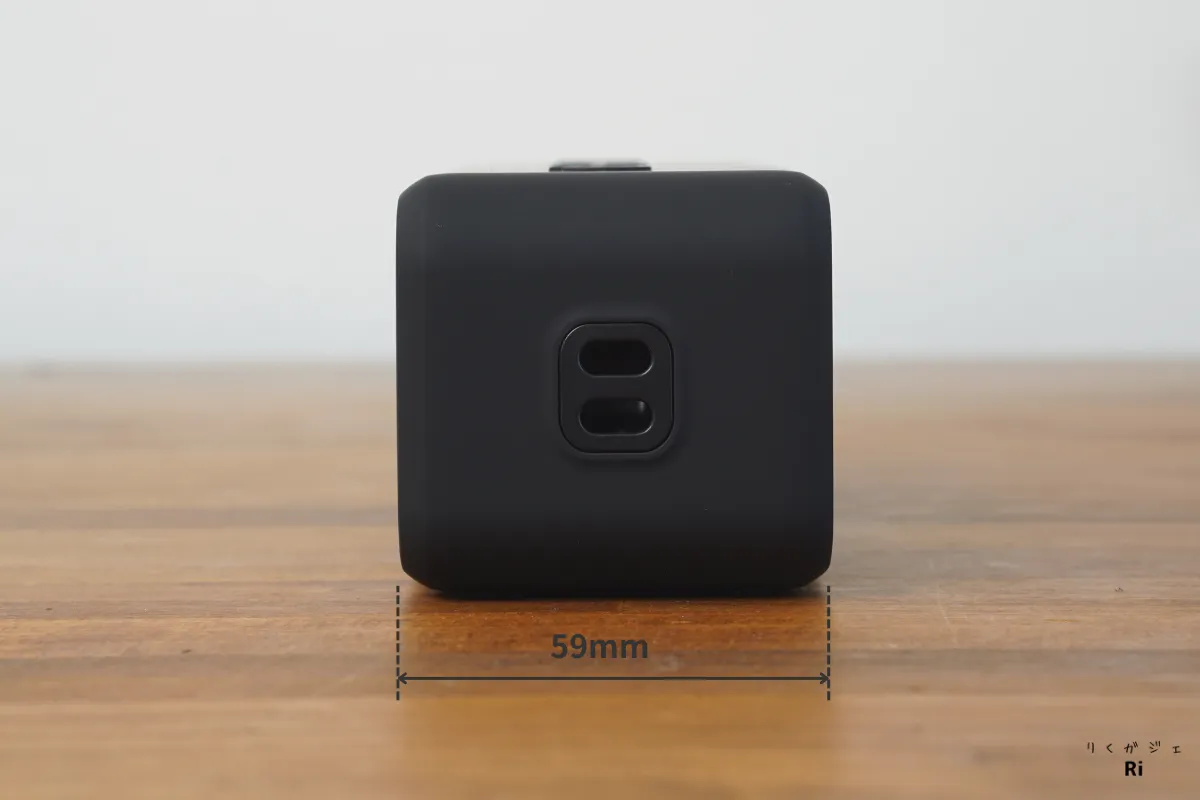 Soundcore 3の側面写真。奥行きは59mmと表示され、背面にはケーブルストラップ穴が見える。