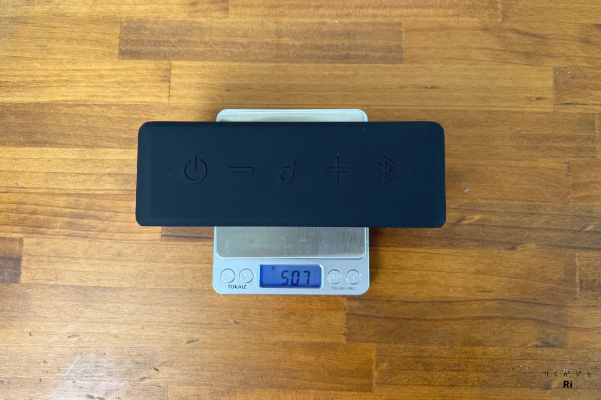 Soundcore 3をスケールで計量している写真。実測重量は507gと表示。