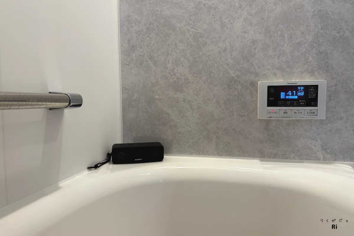 浴室のふちに設置されたSoundcore 3の写真。防水仕様のBluetoothスピーカー。