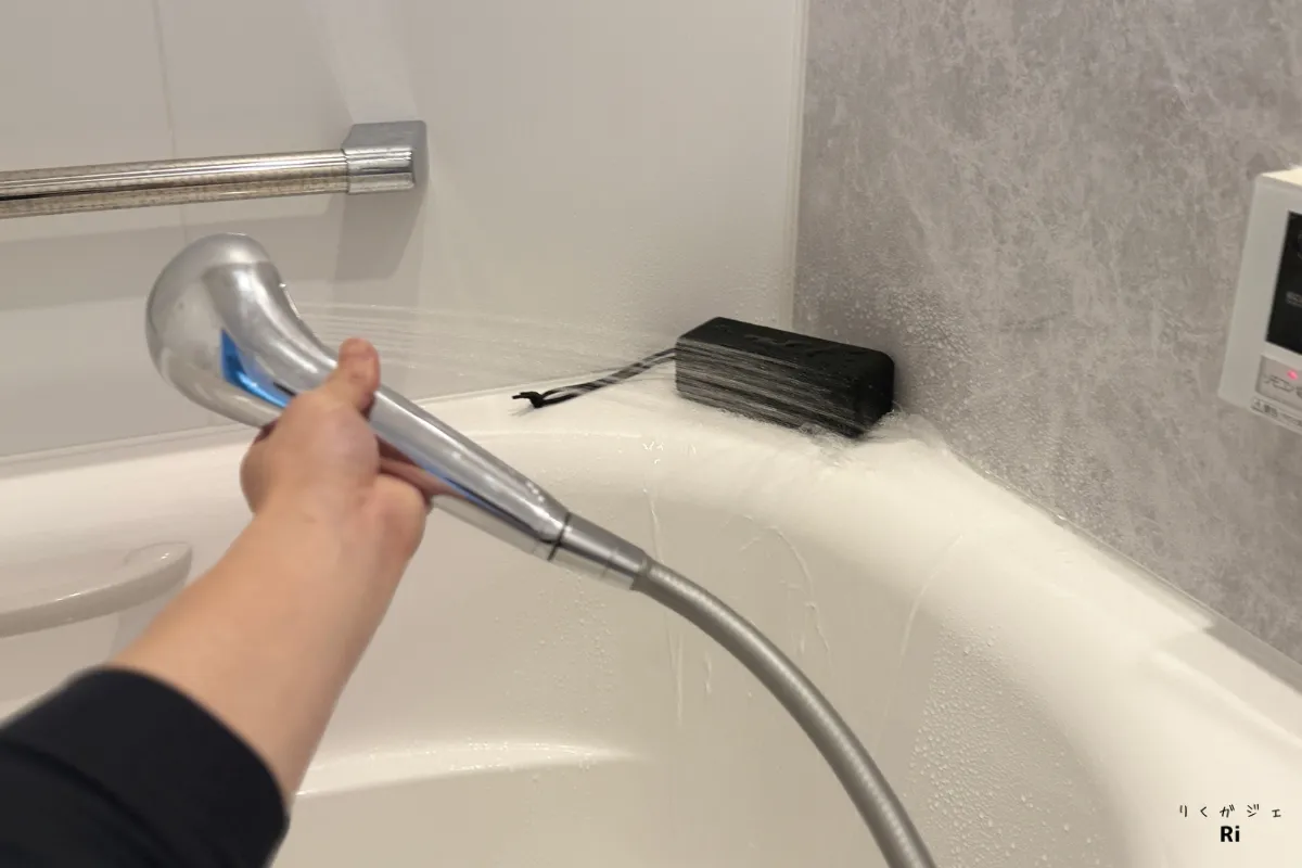 浴室でSoundcore 3にシャワーをかけて防水性能をテストしている様子。防水等級IPX7に対応。