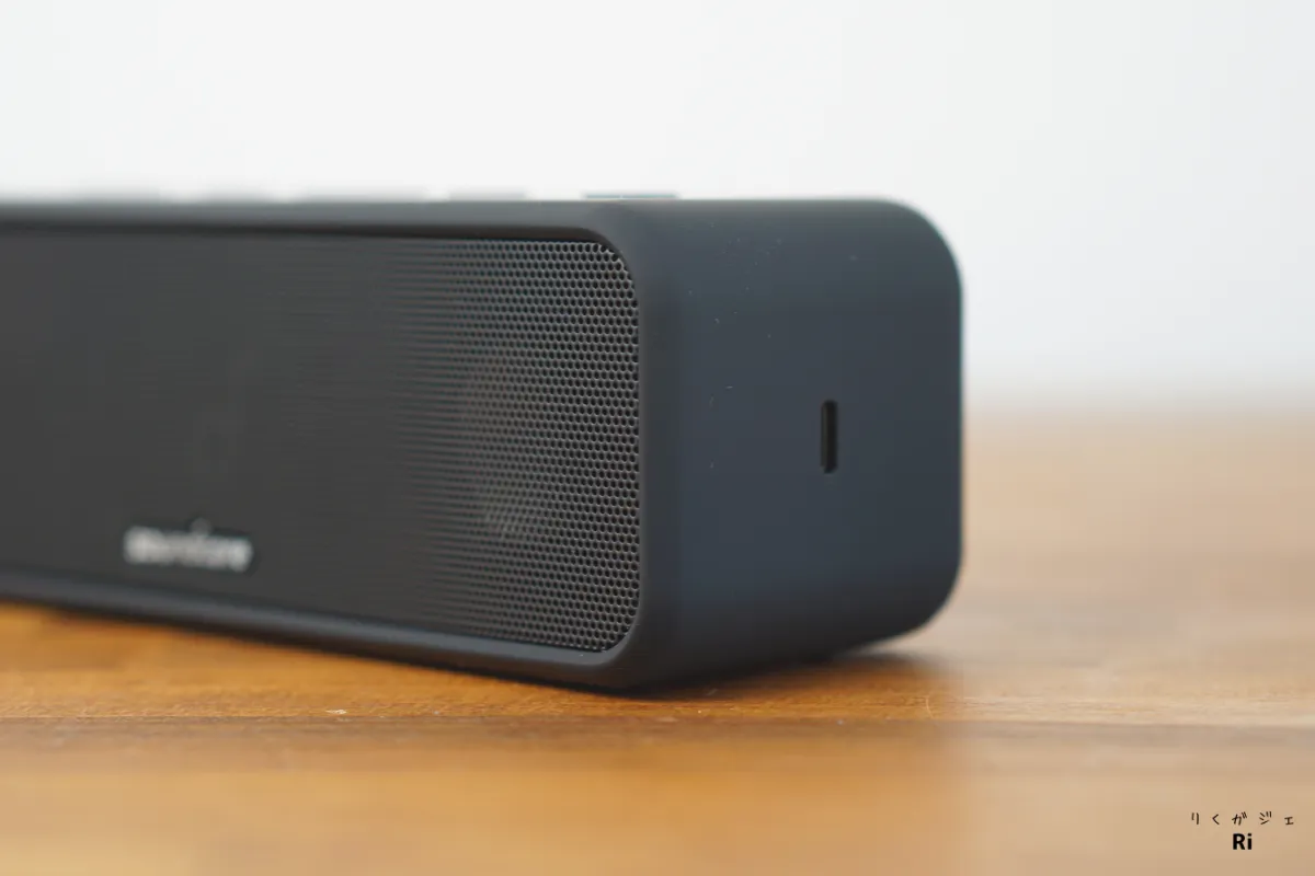 Soundcore 3を斜め前方から撮影した写真。スピーカーグリル以外はゴム素材で覆われた外観。