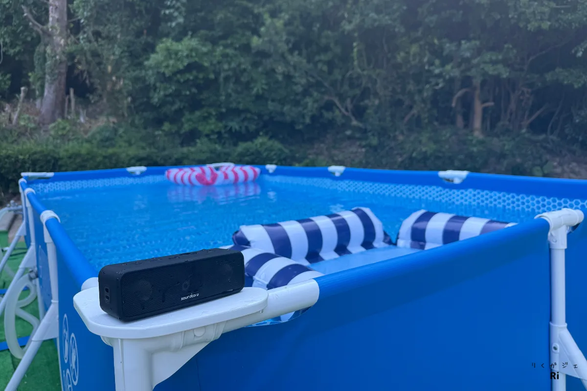 プールサイドに設置されたSoundcore 3の写真。防水仕様で屋外でも安心して使用できるBluetoothスピーカー。