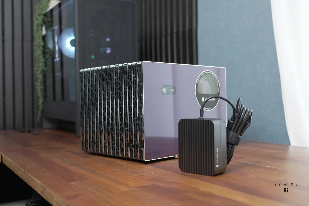 付属のコンパクトな電源アダプターを並べた様子。