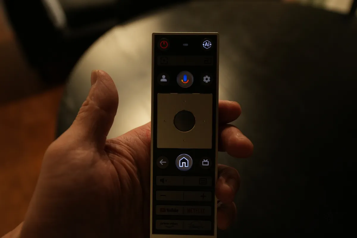 暗い部屋でバックライトが点灯したValerion Pro 2のリモコン。
