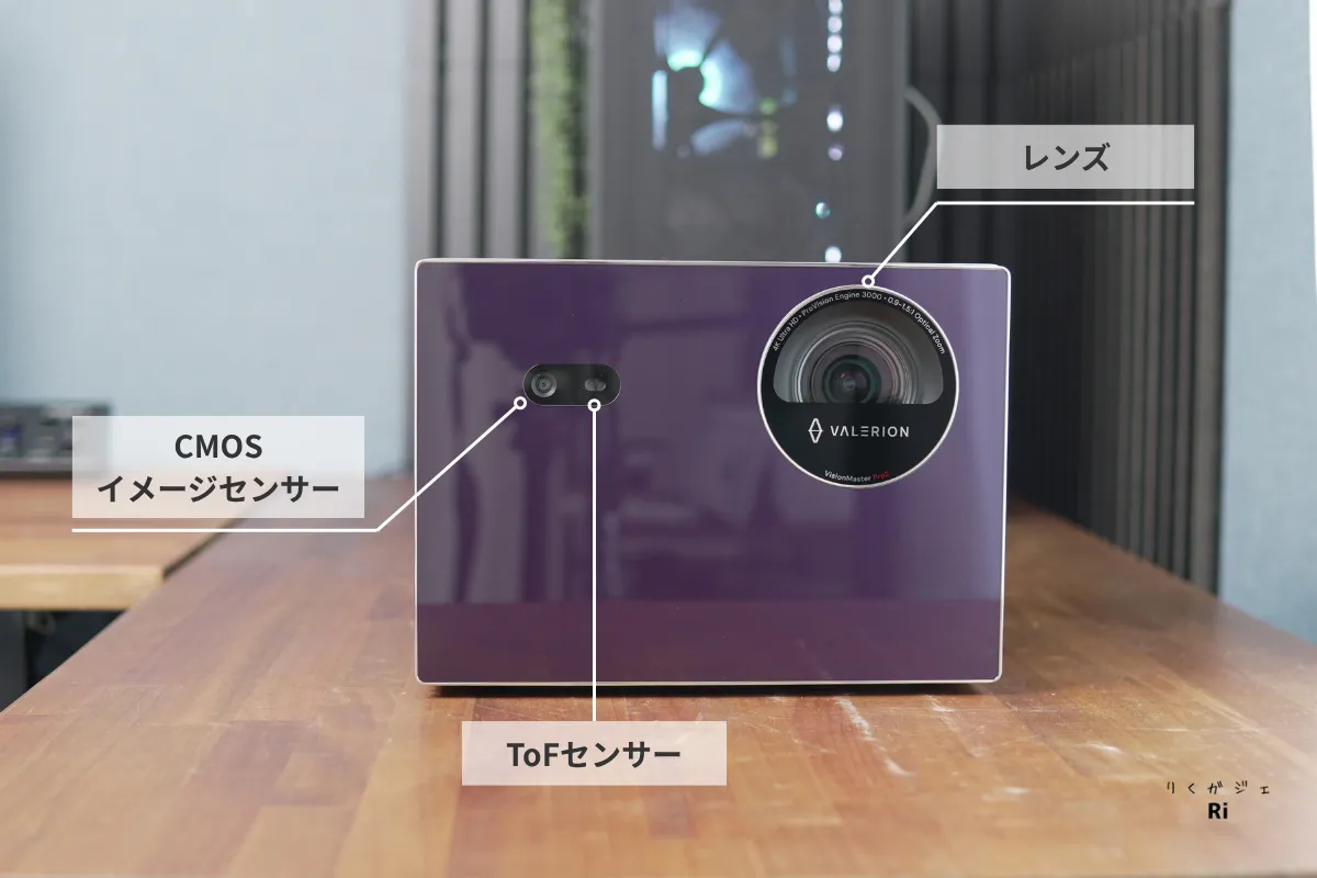 前面。投影レンズ、CMOSイメージセンサー、ToFセンサーの配置を紹介。