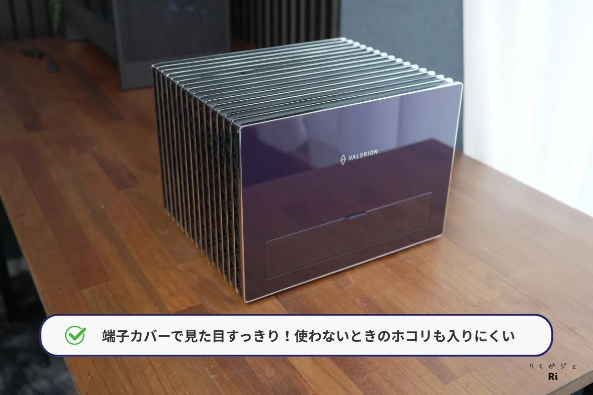 端子カバーを開いた状態と閉じた状態。